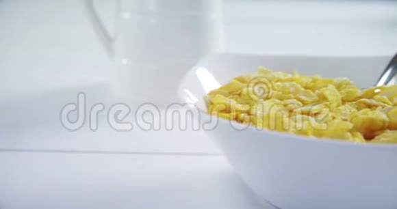 碗里有勺子的麦片粥视频的预览图