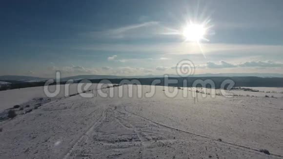 冬季雪场上空低空飞行和起飞空中全景视频的预览图