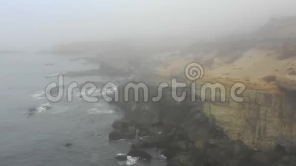 雾和北加利福尼亚海岸线的空中拍摄视频的预览图