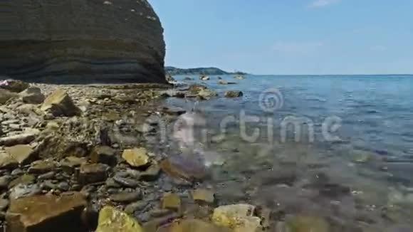 靠近老城区皮兰和斯特鲁詹的海岸线是圣乔治教区教堂风景优美的游泳场所夏日视频的预览图