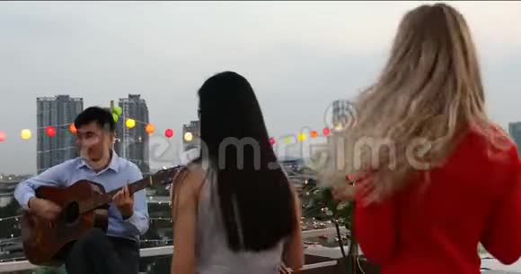 参加屋顶派对的亚洲人和白人视频的预览图