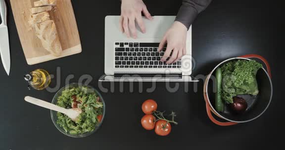 厨房里的人美食博客概念俯视图视频的预览图