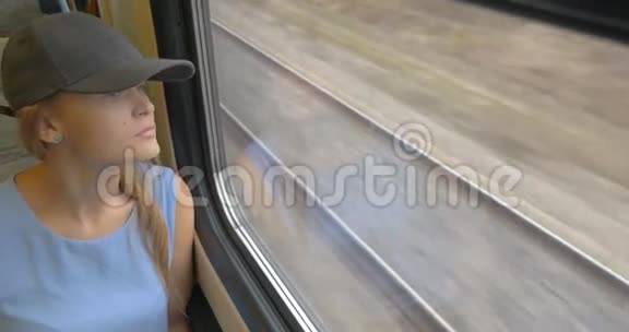 小女孩坐火车去拍照视频的预览图