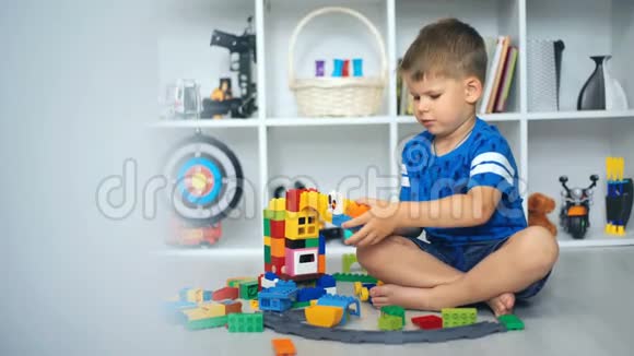 小孩在白色房间玩玩具积木视频的预览图