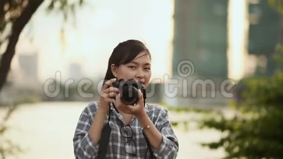 越南女摄影师在日落时分在市中心拍摄大自然的照片视频的预览图