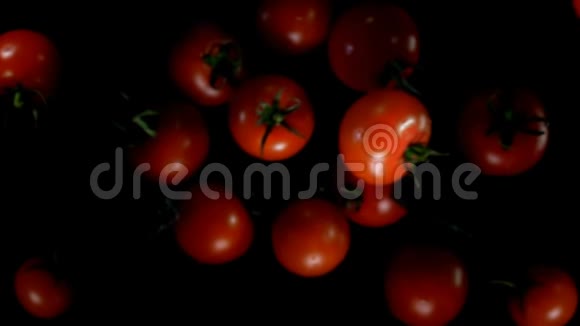 西红柿在黑色背景下飞向相机视频的预览图