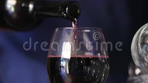 葡萄酒从瓶子里倒入酒杯的红酒特写视频的预览图