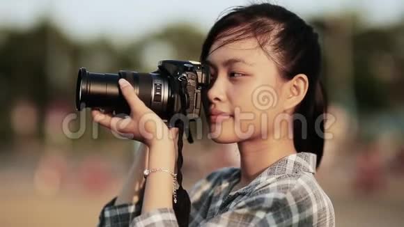 越南女摄影师在日落时分在市中心拍摄大自然的照片视频的预览图