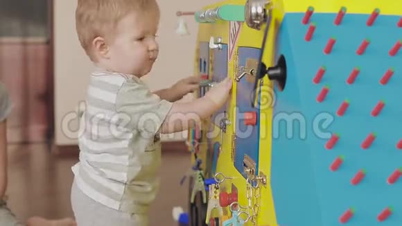 宝宝玩玩具钟可爱的小孩2视频的预览图