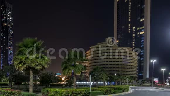 阿布扎比的摩天大楼夜间与艾提哈德塔建筑时间推移视频的预览图