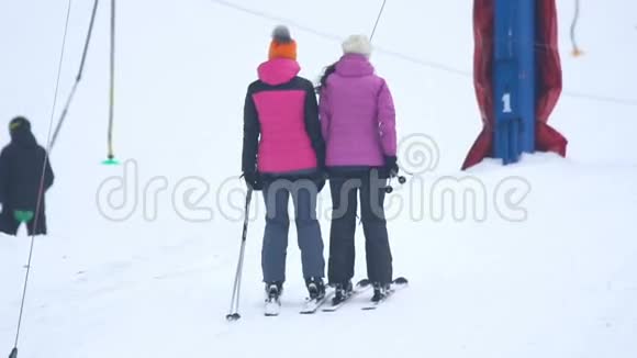 滑雪者正在用拖曳式电梯爬上山视频的预览图