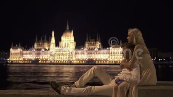 快乐的年轻夫妇在布达佩斯的夜晚享受着令人叹为观止的景色视频的预览图