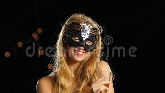 性感的女人带着威尼斯面具和一杯视频的预览图
