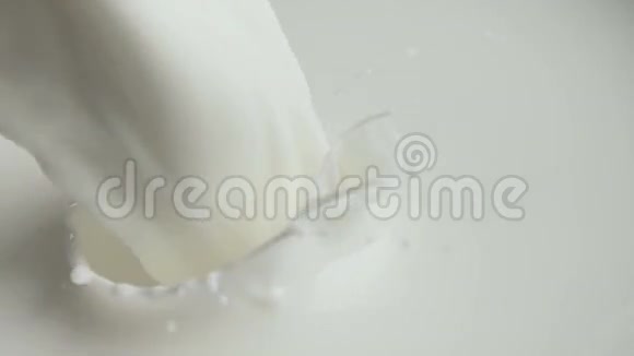 流动泼水奶溅与气泡慢运动视频的预览图