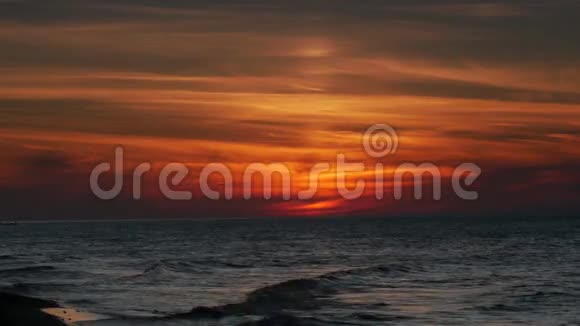 日出的天空越过海滩视频的预览图