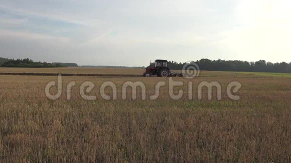 拖拉机在秋田里用犁翻起肥沃的土壤4K视频的预览图