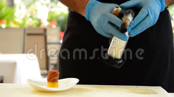 用厨房的火把手把烧焦糖的鲑鱼和芒果水果视频的预览图
