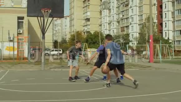 篮球场上的街头球员视频的预览图