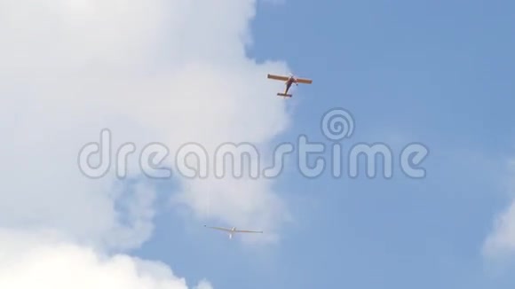 飞机在空中牵引滑翔机视频的预览图
