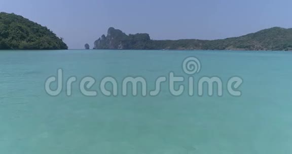 空中无人机视频从菲菲岛标志性热带海滩拍摄的低镜头海洋和海岸线视频的预览图