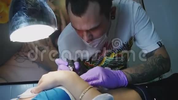 纹身师傅在女人身上做纹身视频的预览图