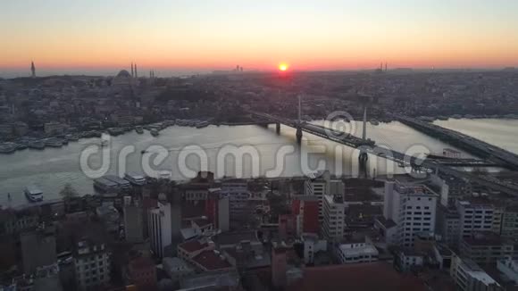 空中无人驾驶飞机俯瞰伊斯坦布尔图尔克博斯普鲁斯哈利法克斯湾日落从桥上飞过去视频的预览图