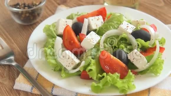 希腊沙拉配新鲜蔬菜视频的预览图