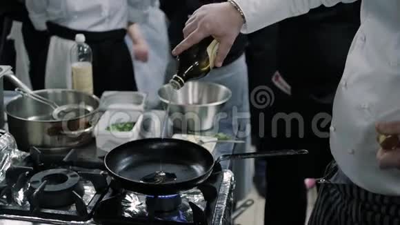 厨师大师班在特氟龙盘上倒入橄榄油的主管视频的预览图