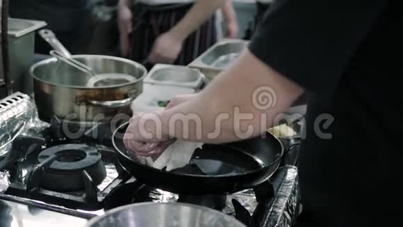 厨师大师班锅上炸鱼首席烹饪商业厨房烹饪视频的预览图
