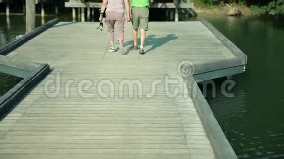 老夫妇离开皮亚湖视频的预览图