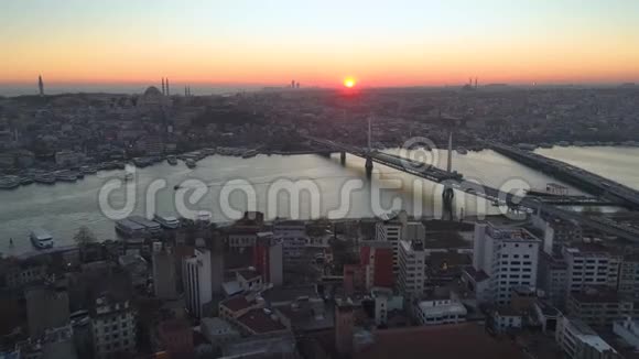 空中无人驾驶飞机俯瞰伊斯坦布尔图尔克博斯普鲁斯哈利法克斯湾日落从桥上飞过去视频的预览图