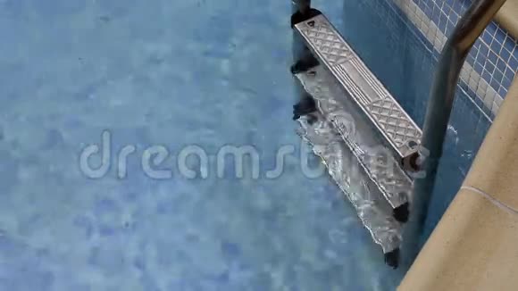 游泳池视频的预览图
