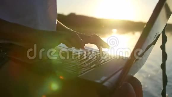 在笔记本电脑上工作的游艇女孩水中的阳光视频的预览图