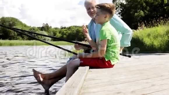 祖父和孙子在河泊13钓鱼视频的预览图