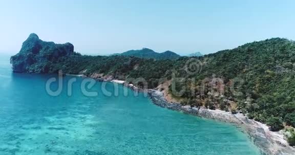 在标志性的热带海滩和菲菲岛度假胜地拍摄的安达曼海和石灰石空中无人机视频视频的预览图