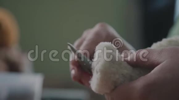 缝制柔软的玩具一个女人在做玩具熊手工艺制作视频的预览图