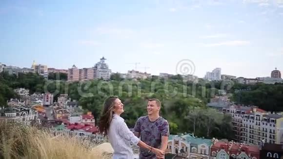 两人手牵手在城市的背景下视频的预览图