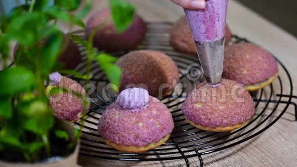 法式甜点加面团肉饼配蓝莓奶油视频的预览图