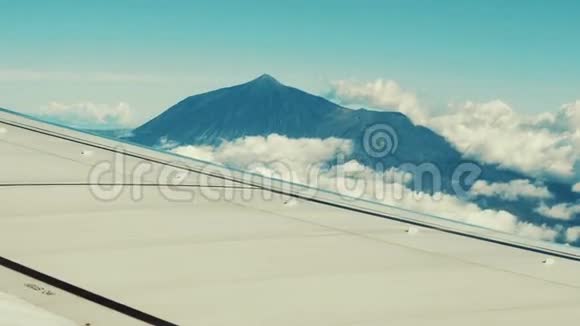 乘飞机旅行从飞机窗口看火山视频的预览图
