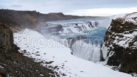 冰岛冬天的海鸥瀑布视频的预览图