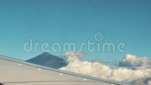 乘飞机旅行从飞机窗口看火山视频的预览图