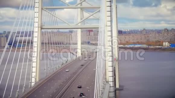 在发达城市鸟瞰图中现代有线电视在海上停留桥视频的预览图