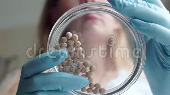 实验室助理分析培养皿中的豌豆种子慢动作射击视频的预览图