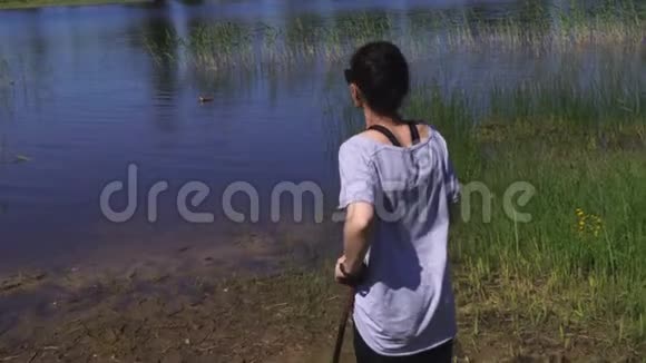 女徒步旅行者在湖边放松视频的预览图