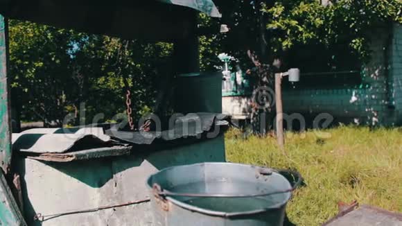 有水旁边有铁桶农村地区的水提取没有自来水的生活视频的预览图