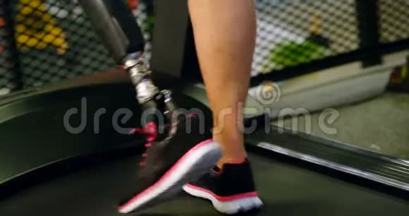 健身室4k跑步机上运动的老年妇女视频的预览图