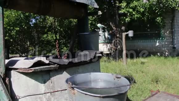 有水旁边有铁桶农村地区的水提取没有自来水的生活视频的预览图