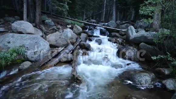 科罗拉多荒野的山河视频的预览图