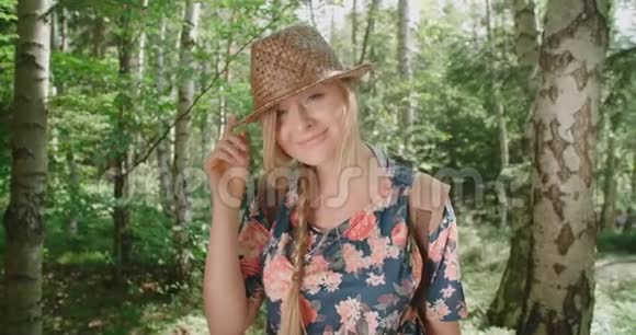 一幅美丽的白种人女人戴着帽子对着镜头微笑的肖像视频的预览图