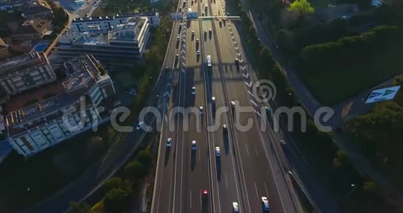马德里市高速公路凌晨的空中射击视频的预览图